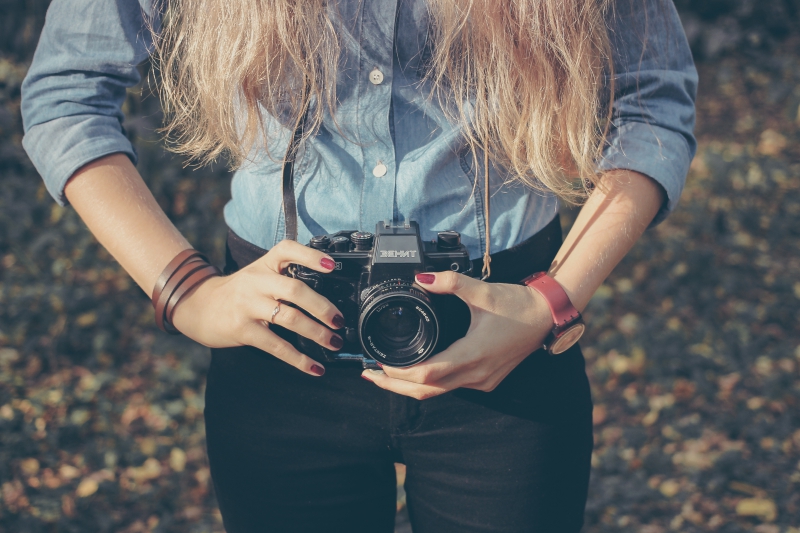 photographe-PIERREFEU DU VAR-min_hand-person-girl-woman-camera-photography-614-pxhere.com